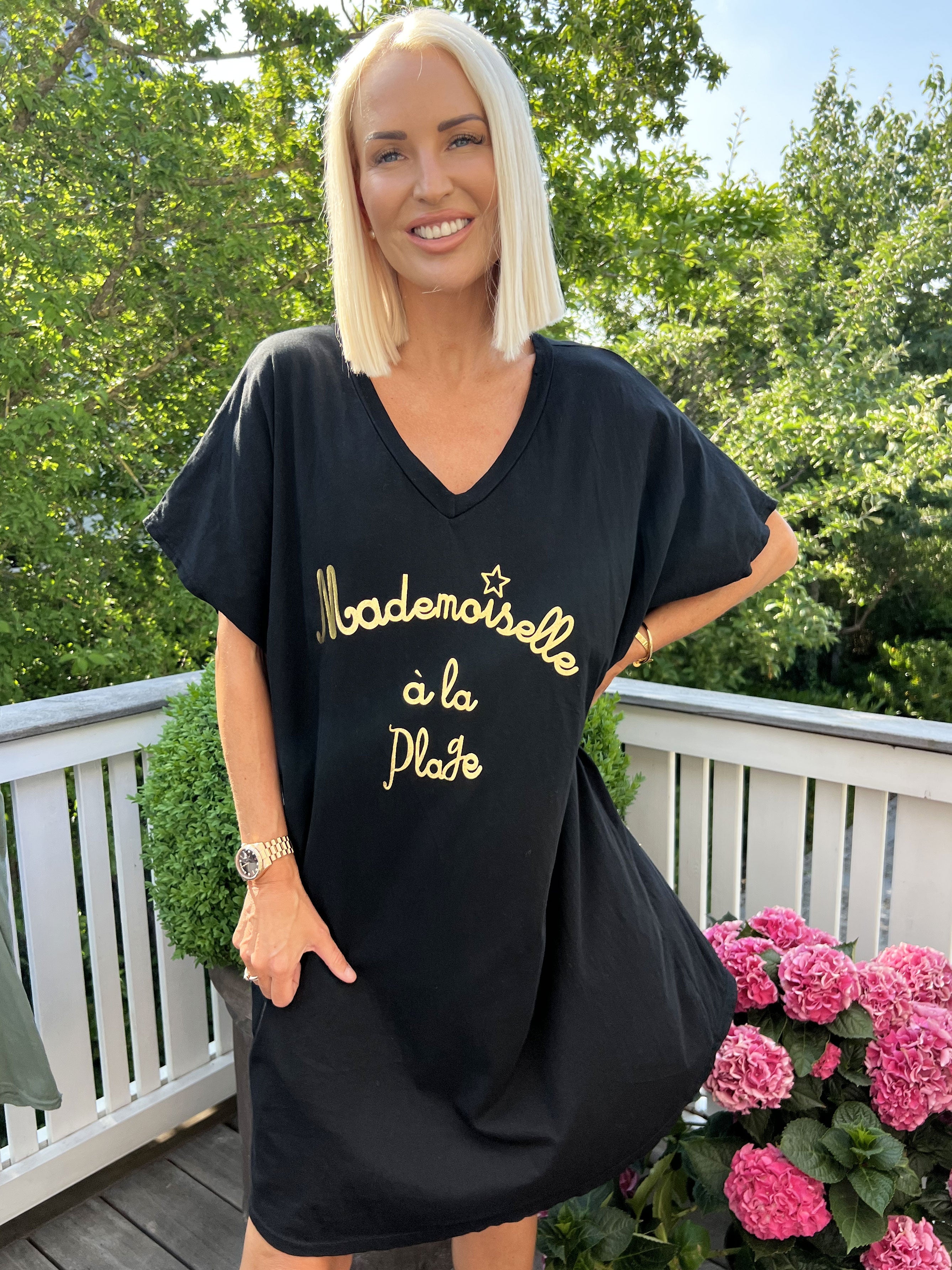 Bree - T-shirtklänning i bomull med guldtext på framsidan